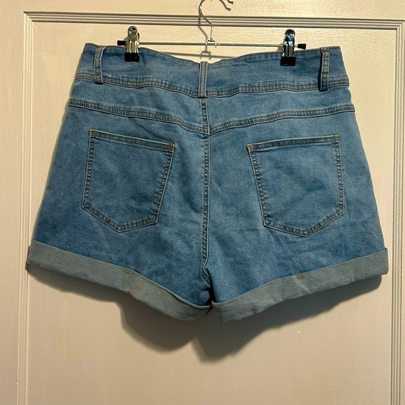 Blue Jean Shorts with Rolled Hems and Vintage Style - Picture 3 of 5